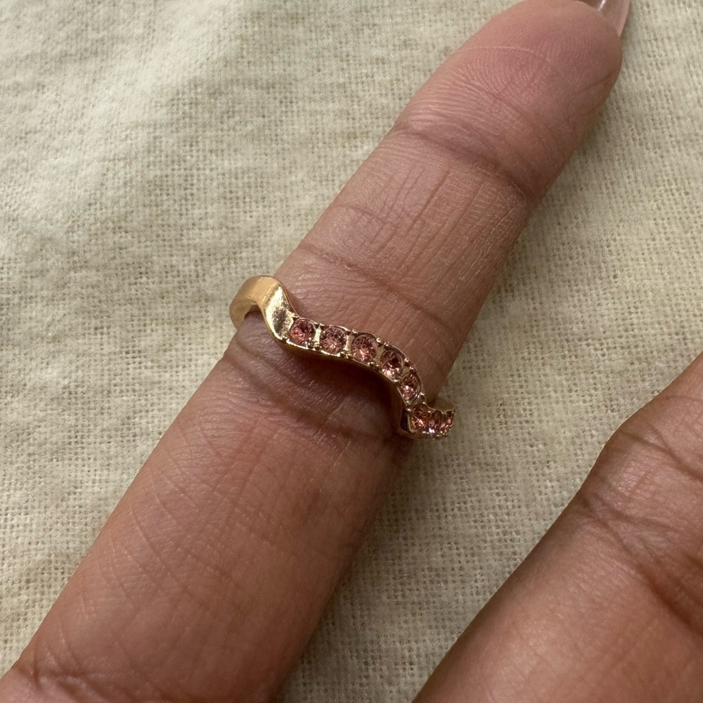 Pink curvy wedding band ring - Picture 3 of 5